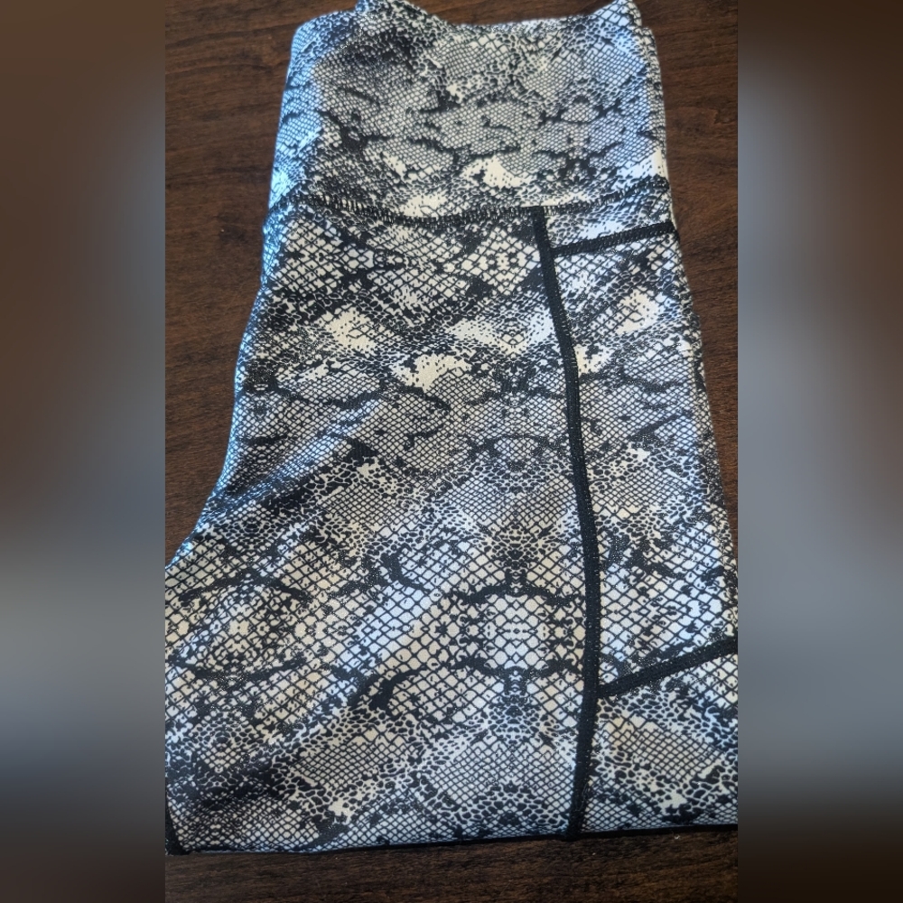 ZYIA Black & White Snake-Pattern High Waist Leggings, Size Large